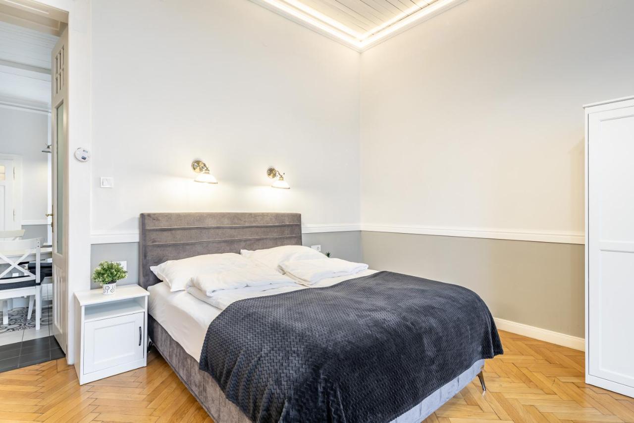 Апартаменты Luxurious At Center *
