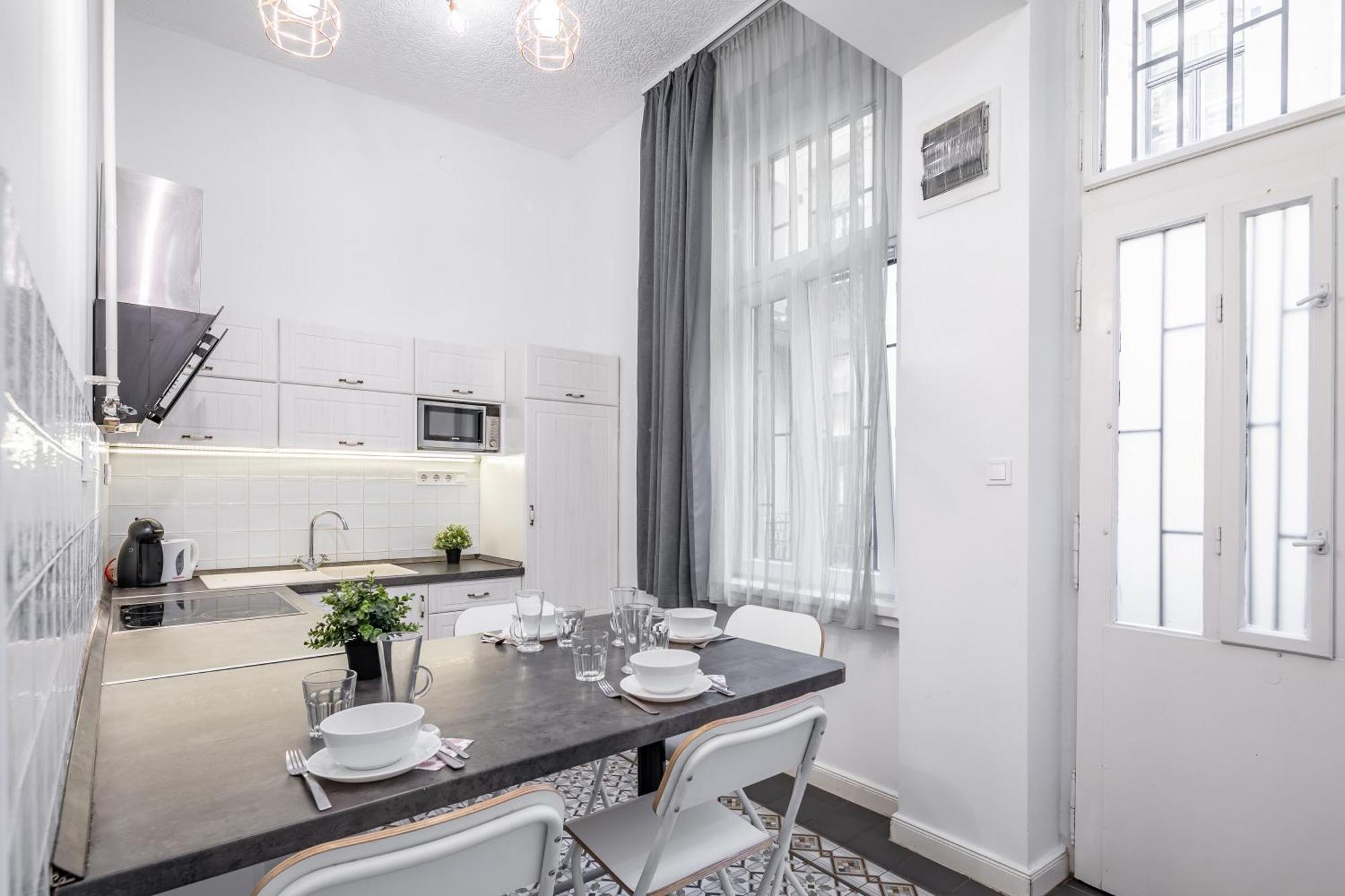 Апартаменты Luxurious At Center
